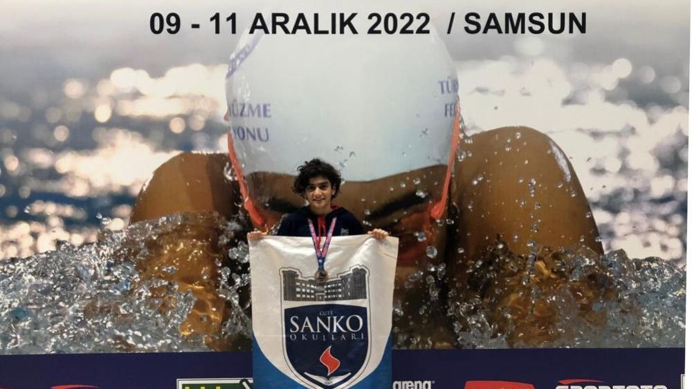 SANKO okulları öğrencisi yüzmede bronz madalya kazandı